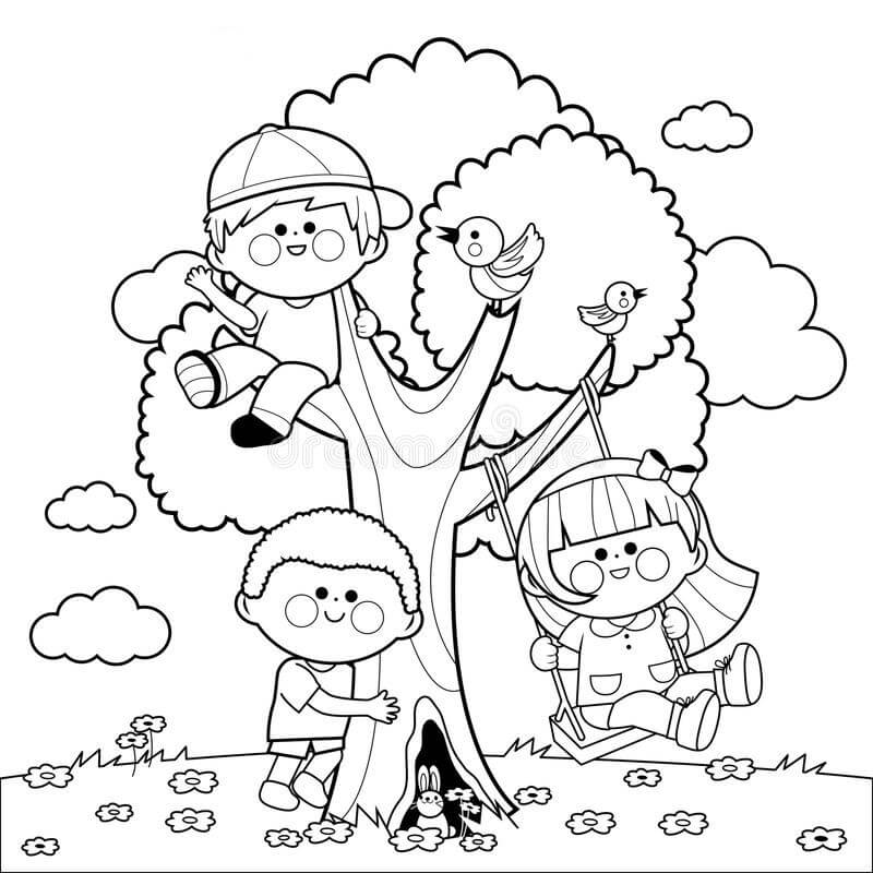 Kinderen spelen op een boom