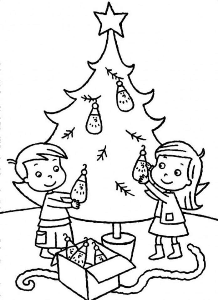 Kinderen versieren de kerstboom