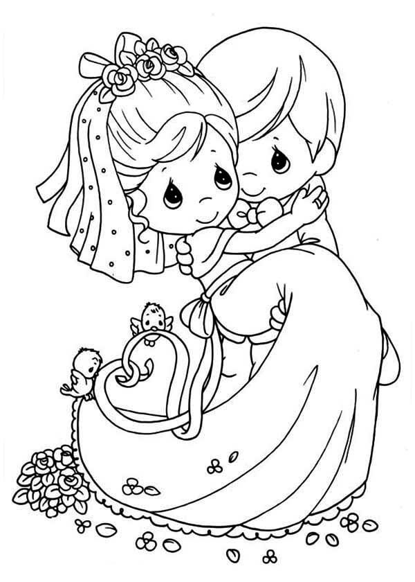 Bruidegom houdt de bruid vast