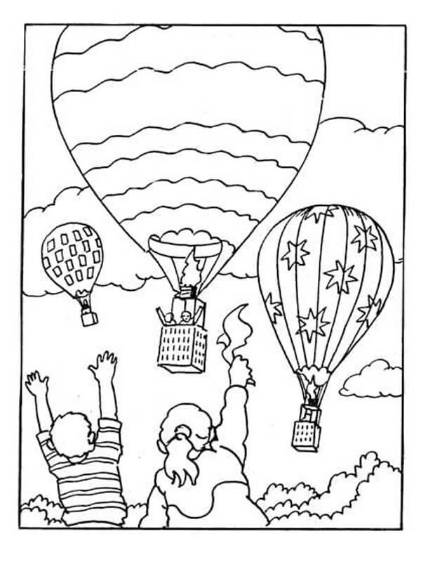 Twee kinderen kijken naar een heteluchtballon